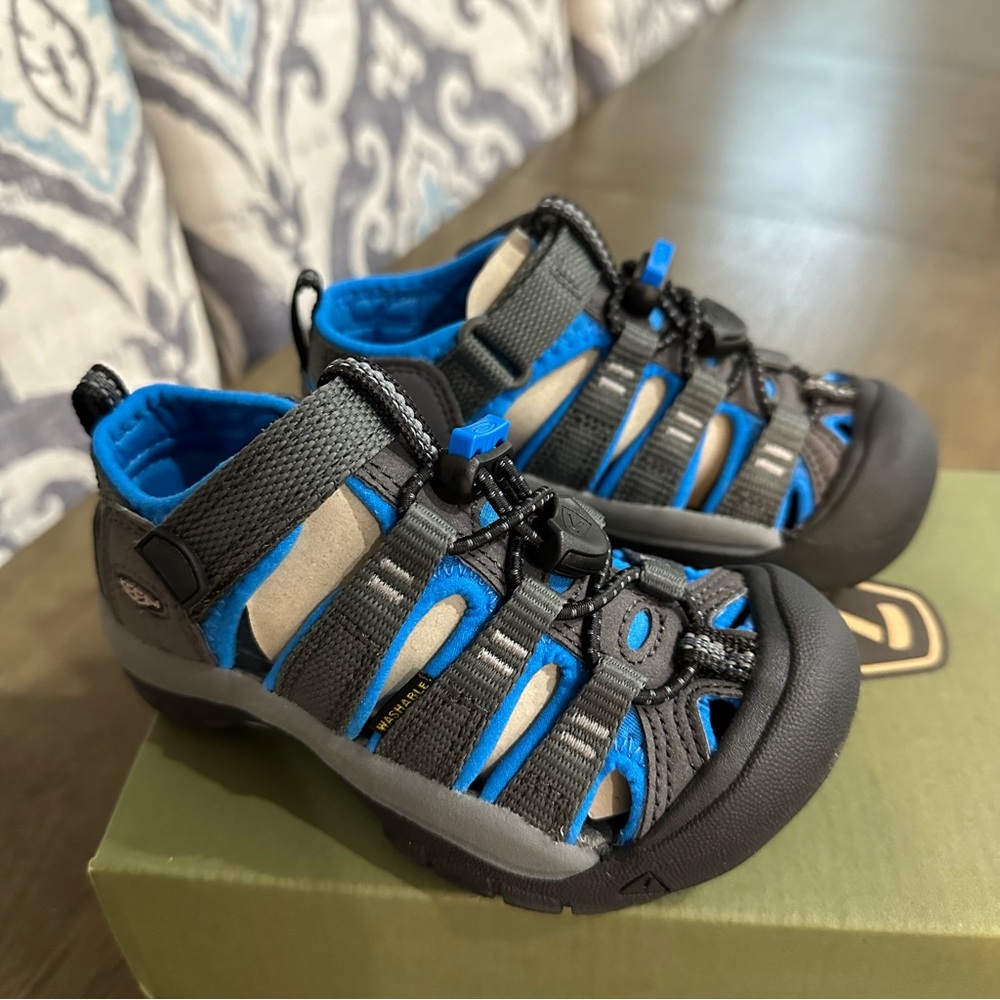 NIB Keen Newport H2 Water Friendly Sandals Black and Blue Size 9